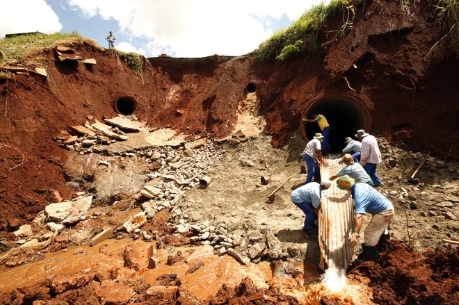 Semusp realiza um desvio provisório do córrego Morangueiro, para evitar o aumento da erosão na área |