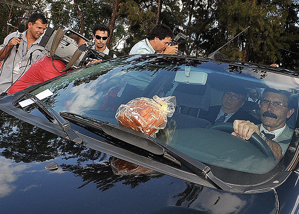 Protesto com panetones: manifestantes cercaram os carros dos democratas que participaram da reunião com o governador Arruda e atiraram o doce natalino nos políticos. O senador Heráclito Fortes foi uma das vítimas | Valter Campanato/ABr