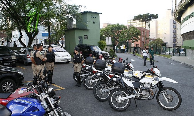 Temendo protestos violentos, a polícia reforçou a segurança no Couto Pereira, mas não teve trabalho algum no dia em que o Coritiba aclamou a nova diretoria | 