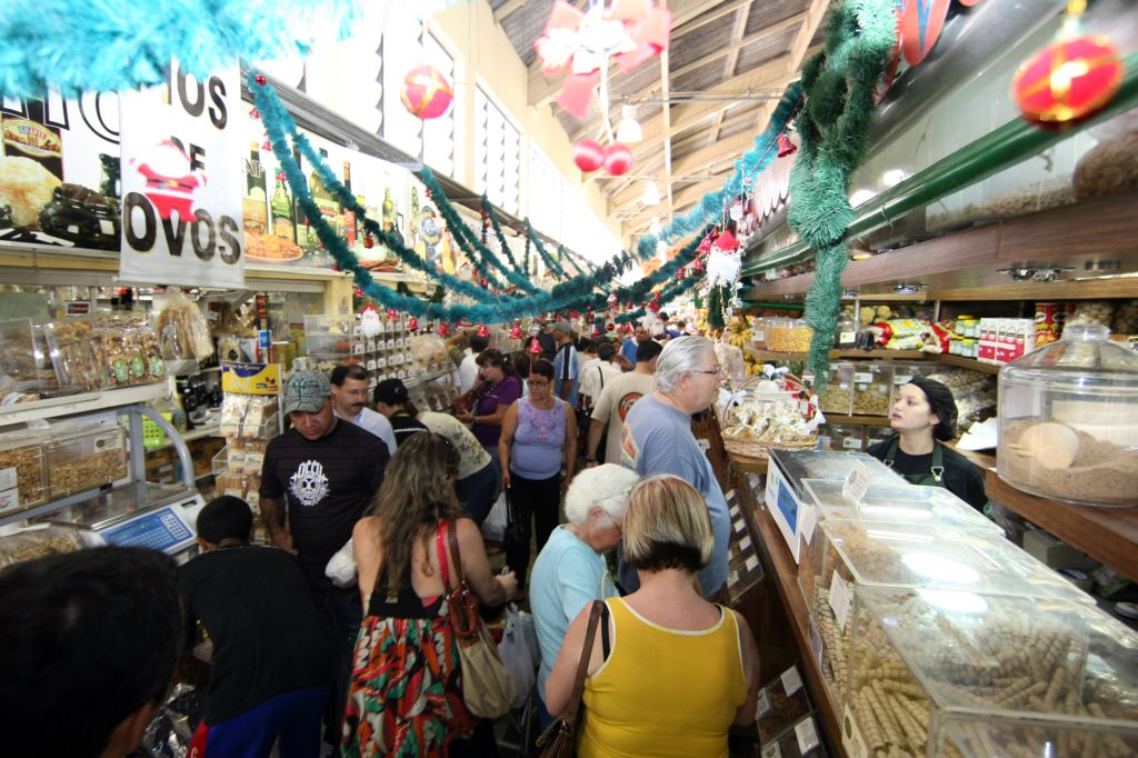 O Mercado Municipal de Curitiba esteve lotado ontem: circulação de consumidores aumenta em média 50% nesta época do ano |