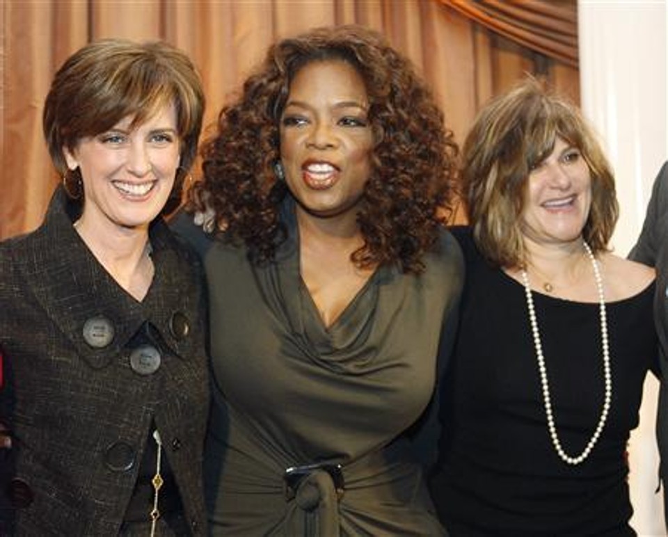 Oprah Winfrey posa com as executivas Anne Sweeney (à esquerda) e Amy Pascal (à direita) | Reuters