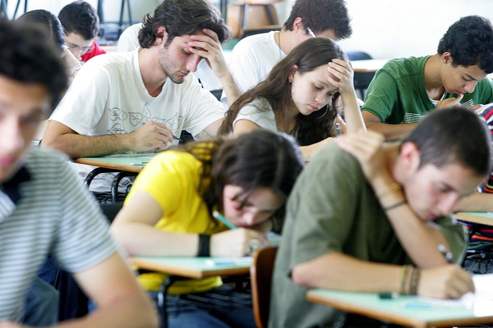 Cerca de 11 mil vestibulandos fizeram as provas de conhecimentos específicos na tarde de ontem. Para candidatos a 26 cursos, a segunda fase tinha terminado no sábado, com a prova de Redação |