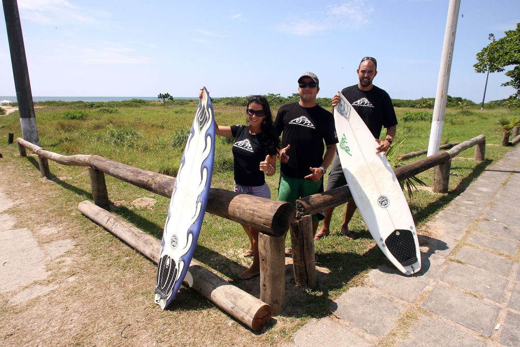 Graças ao trabalho de surfistas como Marina Nascimento, Rodrigo Kaminski e Alexandre Nielsen, faixa de areia nas praias está mais larga | Hedeson Alves/Gazeta do Povo
