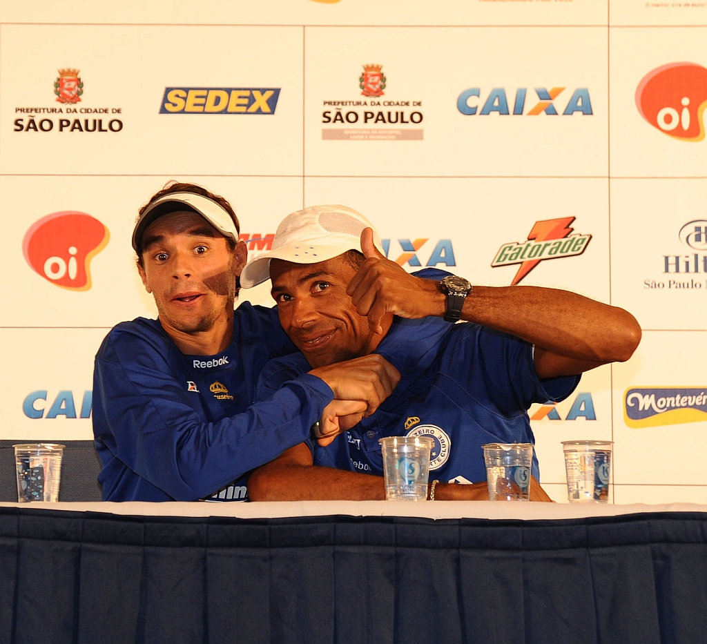 O mineiro Franck Caldeira (à esquerda) e o baiano Giomar Pereira brincam na coletiva de imprensa oficial da 85ª Corrida de São Silvestre | Sérgio Shibuya/ZDL
