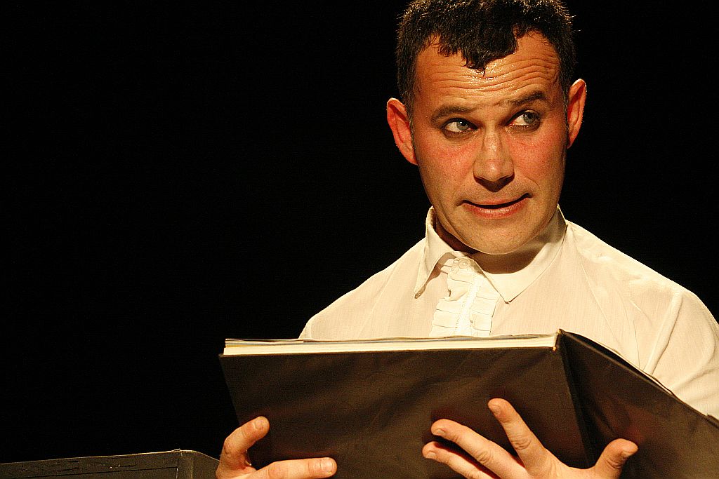 Ranieri González, dirido por Nena Inoue, lê três contos de Dalton | Elenize Dezgeniski