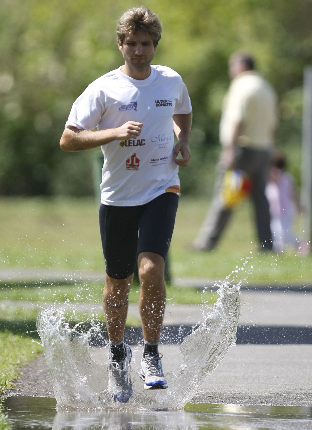 Raphael Bonatto29 anos Modalidade: ultramaratona, Treinamento: alongamento, fisioterapia, musculação, spinning e corridas de 20 a 70 km. Alimentação: 6 mil kcal diárias. Patrocínio: apoio por projeto. R$ 160 mil/ ano (estimado). Conquistas: campeão da Ultramaratona de San Miguel Del Monte, em 2007 (até 29 anos).Planos: ser o primeiro atleta do mundo a completar, no mesmo ano, as três etapas Copa do Mundo de Ultramaratona | Jonathan Campos/Gazeta dp Povo
