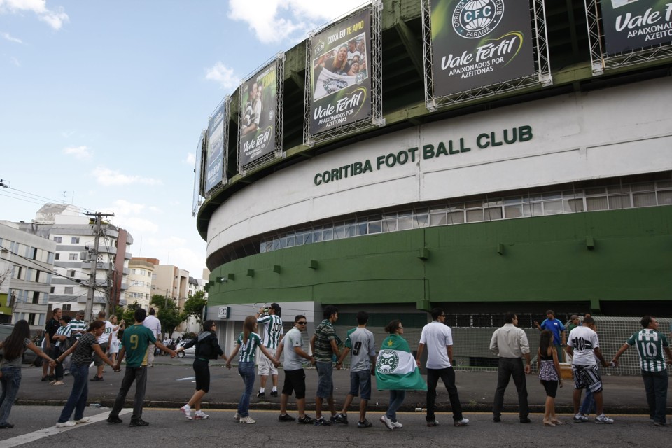 Torcida do Coritiba circunda estádio do Couto Pereira em abraço simbólico em solidariedade ao clube | Marcelo Elias / Agência de Notícias Gazeta do Povo