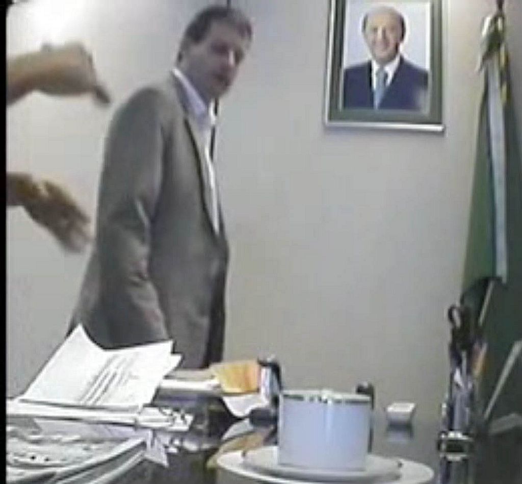 Munhoz da Rocha (acima), em imagem de vídeo em que recebe R$ 20 mil... | Reprodução