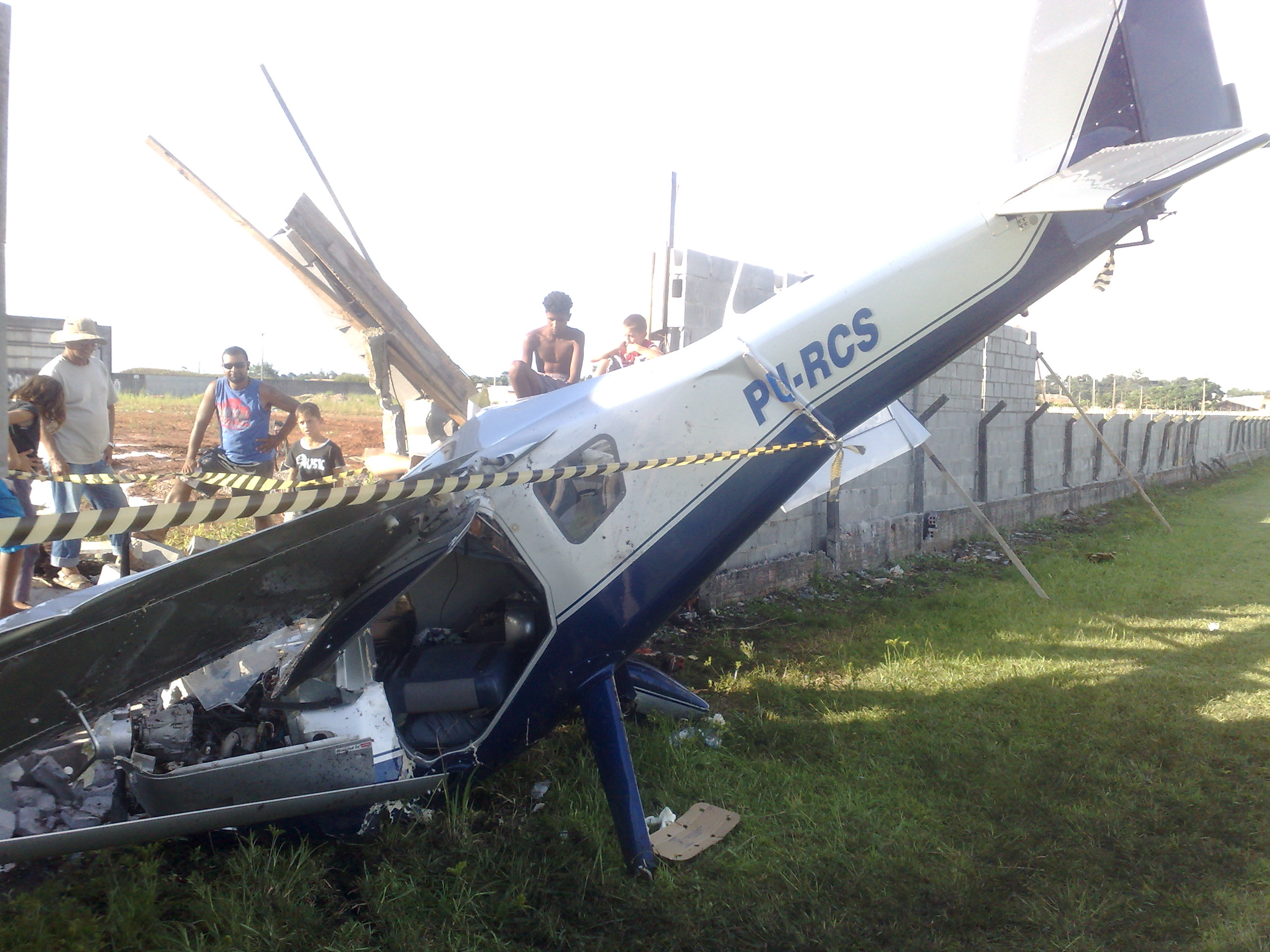 No momento da decolagem, vento deslocou o avião de pequeno porte que se chocou contra um muro | Adriano Ribeiro / Gazeta do Povo