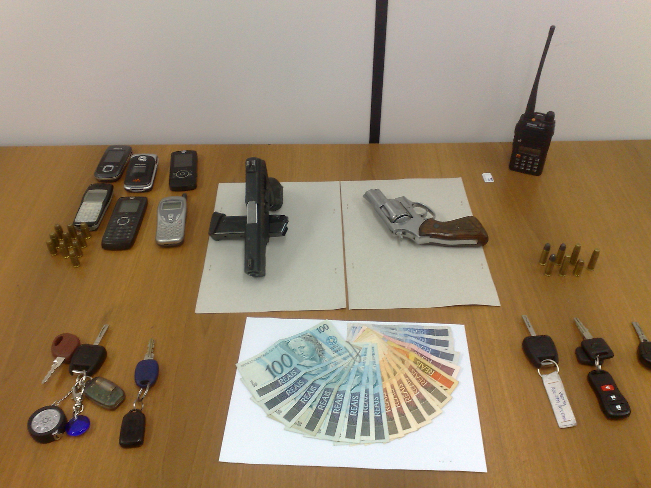 Cerca de R$ 1 mil em dinheiro, armas, celulares e outros objetos foram encontrados com homens suspeitos de formar quadrilha | Adriano Ribeiro / Gazeta do Povo