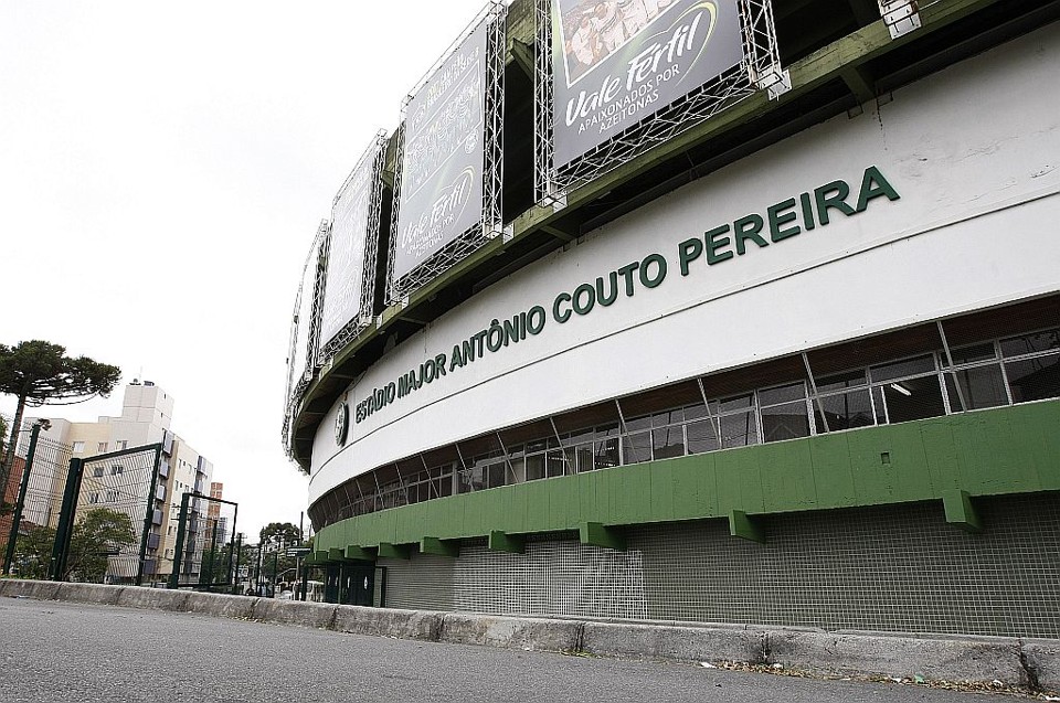 Caso a punição pedida pela procuradoria do STJD se concretize, o Coxa pode passar todo o ano de 2010 sem atuar no Couto Pereira | Rodolfo Bührer/Gazeta do Povo