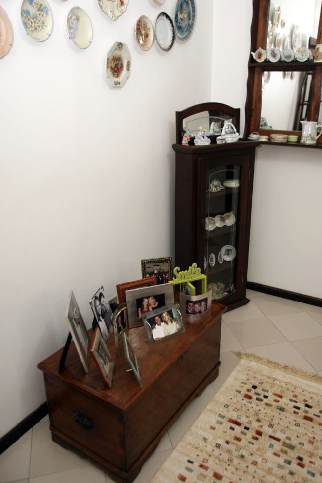 A empresária Sandra Store aproveita o baú que compõe a decoração da sala como suporte para porta-retratos |