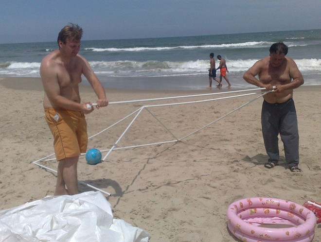 Com o sol forte, muitas famílias passaram a montar tentas para se proteger |