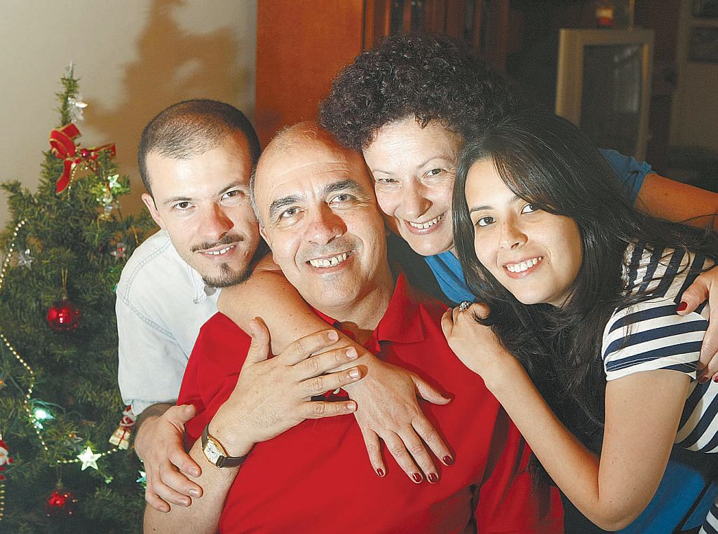 Alan ao lado da esposa, Gláucia, e dos filhos, Bruno e Elis Marina: precisa melhor presente? | Rodolfo Bührer/Gazeta do Povo