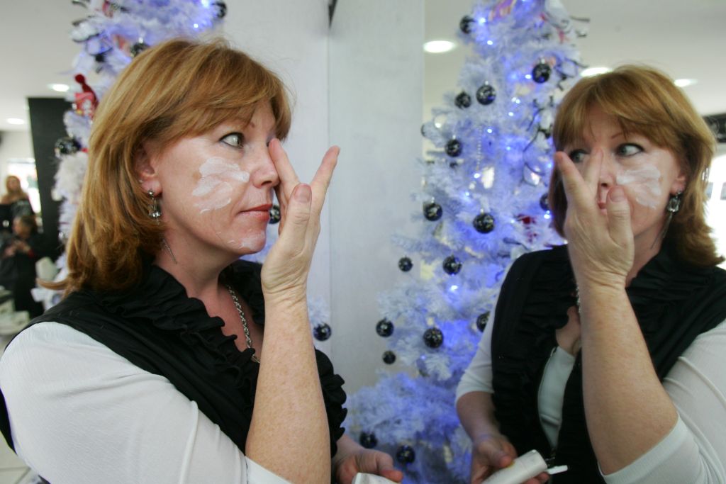 Doroti, descendente de poloneses, já tirou dois tumores e está tratando de outros três: Preciso me proteger até mesmo das lâmpadas frias de ambientes internos | Daniel Castellano/ Gazeta do Povo