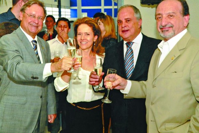 INAUGURAÇÃO PRESTIGIADA - A empresária Márcia Regina Munaro, presidente da Lume Tecnologia de Informação, recebeu convidados para a inauguração de sua nova sede, em Pinhais. Entre os presentes, ao lado da anfitriã, o presidente da Fiep, Rodrigo Rocha Loures, Sérgio Tadeu de Almeida, do CPCE da Fiep e Ardisson Akel, presidente da Faciap | 