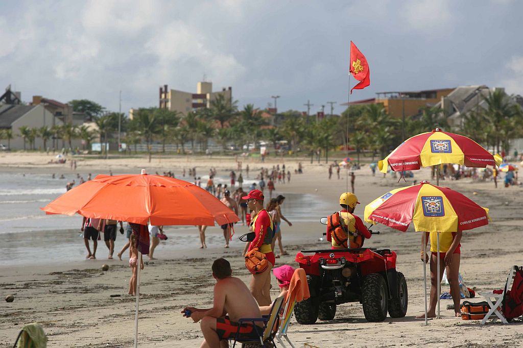 Público jovem e alcoolizado é o que dará mais trabalho aos bombeiros | Jonathan Campos/Gazeta do Povo