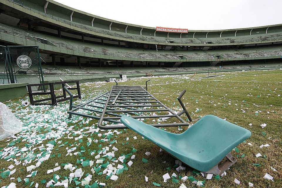 Restos de cadeiras destruídas jogadas no gramado do Couto: punição será severa | Aniele Nascimento/Gazeta do Povo