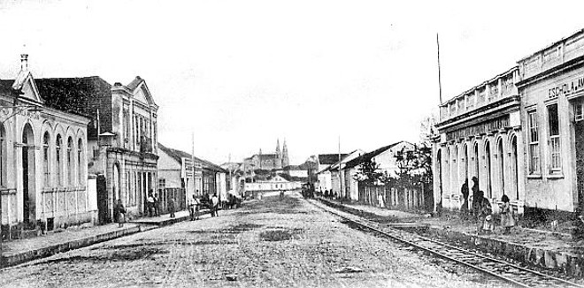 A Rua Comendador Araújo em direção à Praça Osório, tendo ao fundo a imponente Catedral. A foto (de 1905) foi tirada de, mais ou menos, onde hoje está a Sociedade Thalia | 