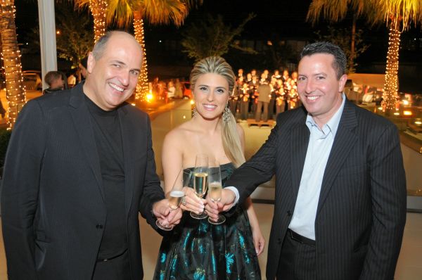 O arquiteto Jayme Bernardo (à esq.) brinda com o casal Eliana e Dirceu Veiga na festa em comemoração ao primeiro aniversário da elegante Mantuanni Casa, realizada nesta quinta-feira. No evento também foi inaugurado um córner da marca francesa Christofle, com projeto assinado por Bernardo | Gerson Lima