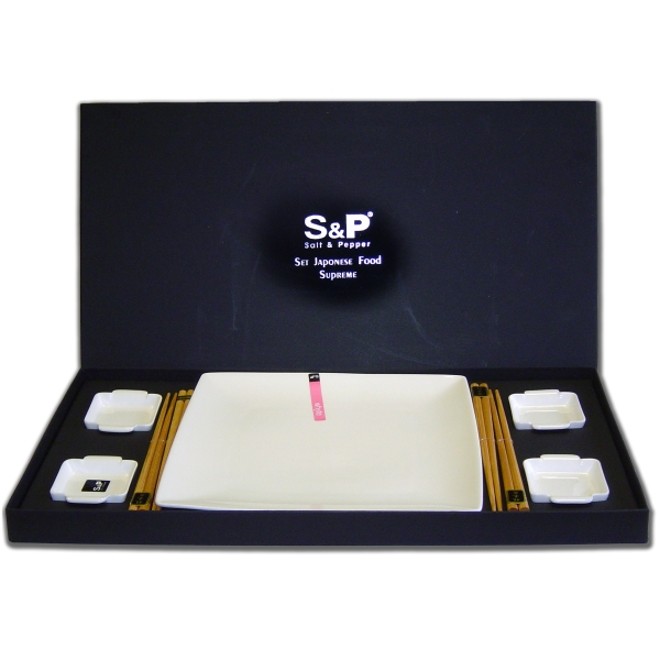 À venda na Camicado, o jogo de jantar japonês Supreme Retangular tem 9 peças (1 prato grande e 4 molheiras em porcelana e 4 pares de hashi em bambu) e custa R$ 99,90 | 