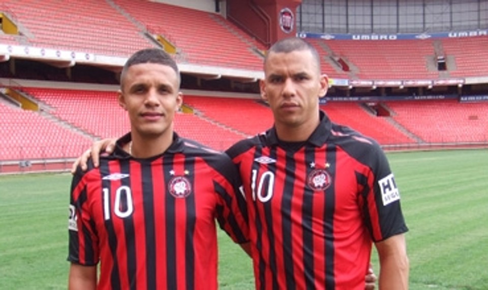 Serna (à esq.) e Vanegas foram indicados pelo observador Borba Filho, responsável pela vinda de Ferreira e Valencia à Baixada. | Site oficial do Atlético