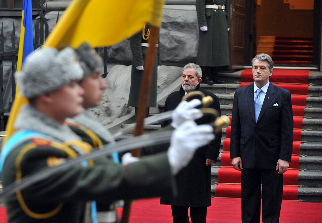 Lula, ao lado do presidente ucraniano, Viktor Yushchenko: presidente voltou a defender a reforma política como solução para os casos de corrupção | Sergei Lupinsky/AFP