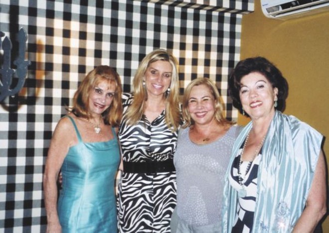 A embaixatriz Guida Nogueira, terceira da esquerda para a direita, foi homenageada quarta-feira no jantar do restaurante Edvino. Com ela, Lilian Vargas, Liliana Vargas Ribas e Vera Lupion | 