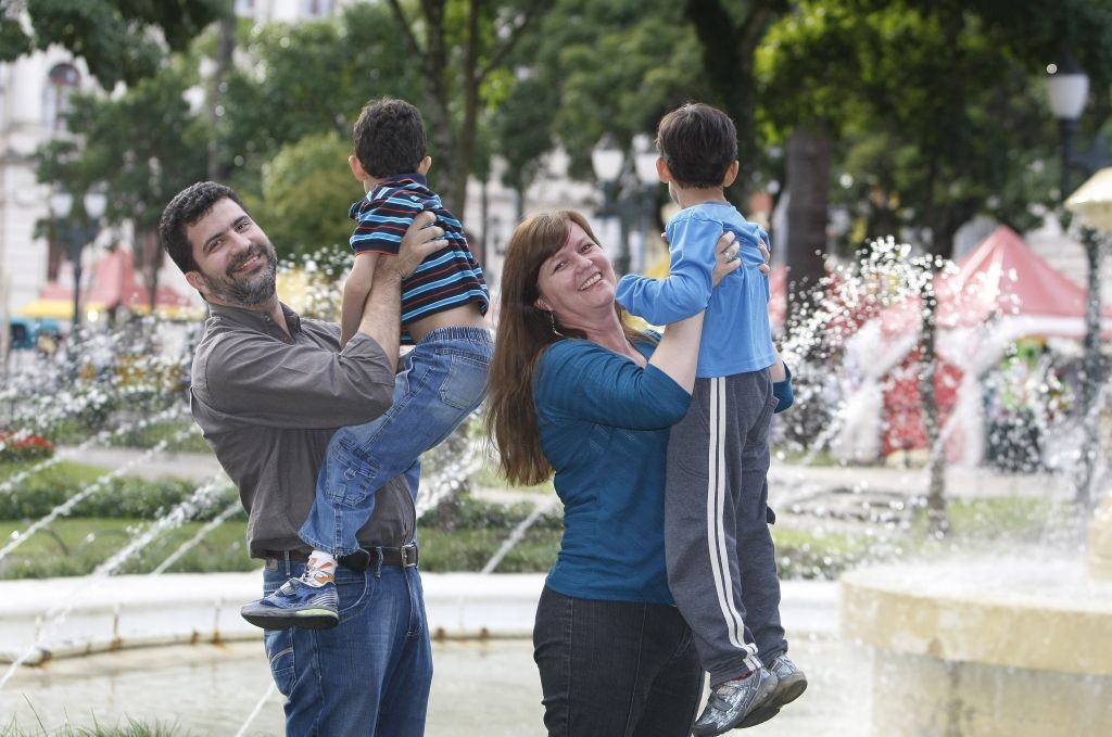 Inácio e Ana Maria com os filhos: Claro que tive medo, mas foi muito pequeno diante da vontade que eu tinha de ser mãe deles | Rodolfo Bührer/Gazeta do Povo