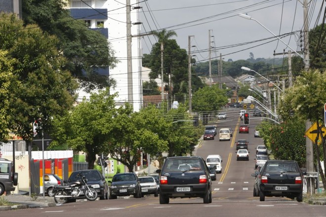Início da Ulisses Vieira, até o cruzamento da Arthur Bernardes, tem perfil misto e fluxo de carros mais intenso que o trecho final da rua |