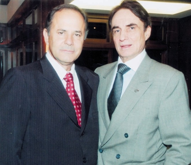 NOVA DIRETORIA - A Sociedade Brasileira de Cirurgia Plástica  regional Paraná, realizou jantar comemorativo de final de ano, marcando o encerramento da gestão do presidente Manoel Cavalcanti, em evento no Graciosa Country Club. A nova diretoria será comandada por César Ribas Milléo, tendo como secretário André Auersvald e tesoureiro, Marco Aurélio Lopes Gamborgi. Na foto, o ex-presidente cumprimenta o novo dirigente da entidade | 