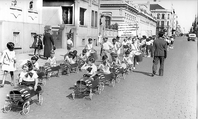 Um desfile infantil na Rua XV. A piazada com seus carrinhos de brinquedo participam de uma campanha beneficente, em 1940 | 