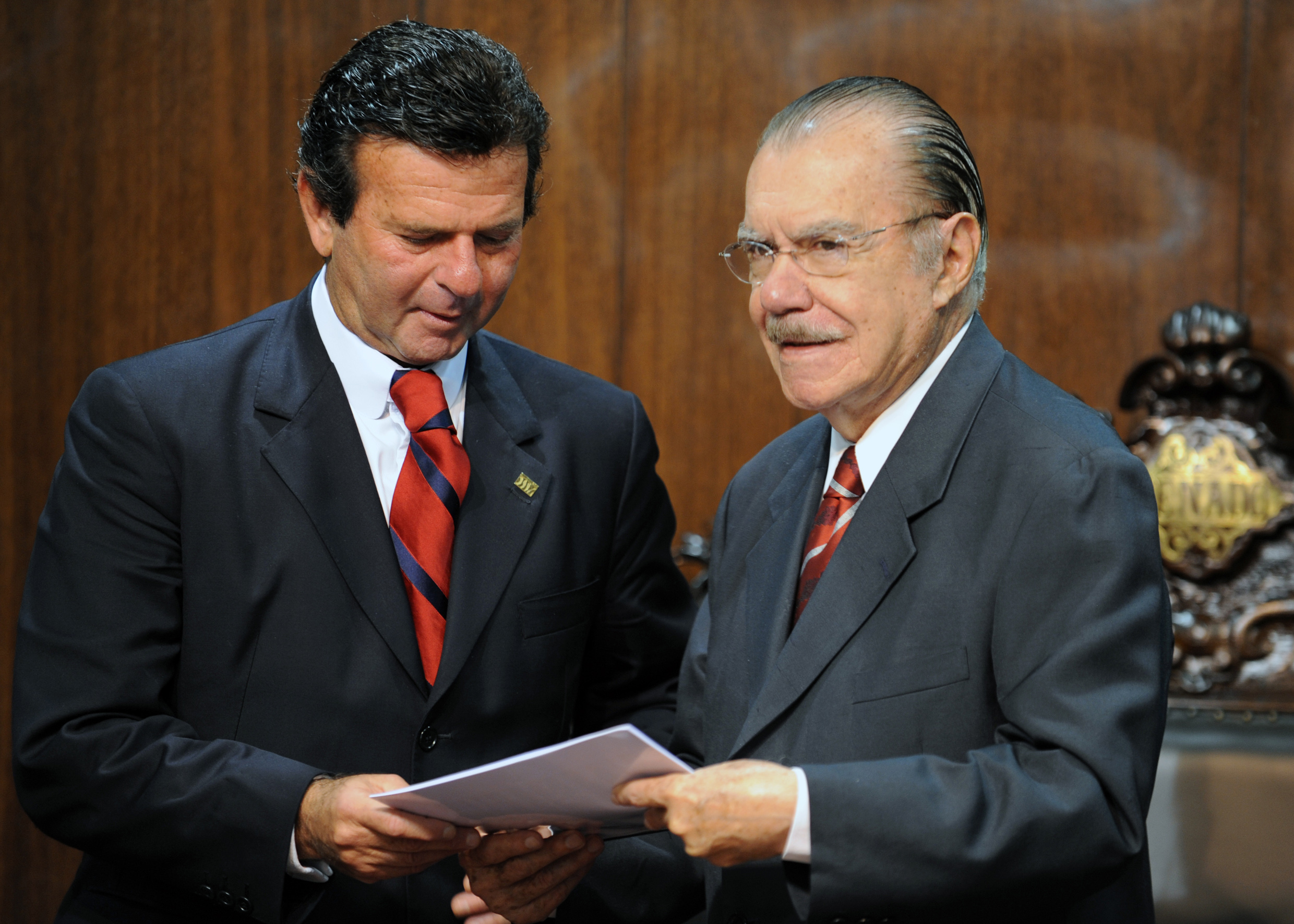 O presidente da comissão do novo CPC, ministro Luiz Fux, entrega estudo preliminar ao presidente do Senado, José Sarney | Roosewelt Pinheiro/ABR