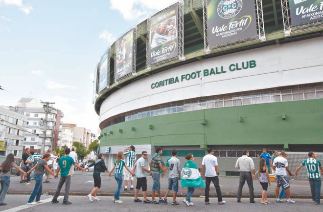 Apoio dos torcedores, como no abraço ao Couto, será crucial para voltar à elite | 