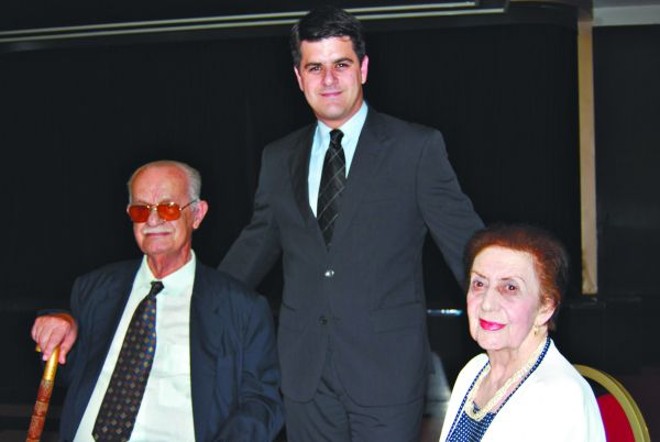 LANÇAMENTO DE DESTAQUE - O jovem advogado Carlos Eduardo Quadros Domingos lançou seu livro As Fases da Recuperação Judicial em concorrido coquetel no Hotel Bourbon, na última semana. Como presença de destaque, o avô do anfitrião, Desembargador aposentado Jorge José Domingos, que escreveu sensibilizante prefácio para a obra do neto e a avó, Maria Assad Domingos | 