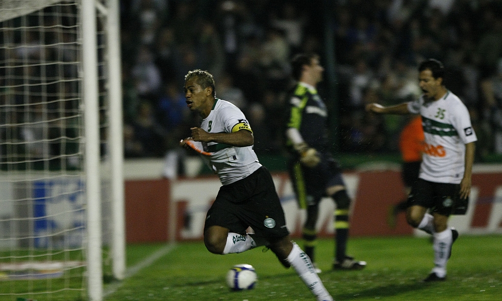 Marcelinho corre para comemorar o gol que deu a vitória ao Coxa sobre o Palmeiras, nos acréscimos | Antonio Costa/ Gazeta do Povo