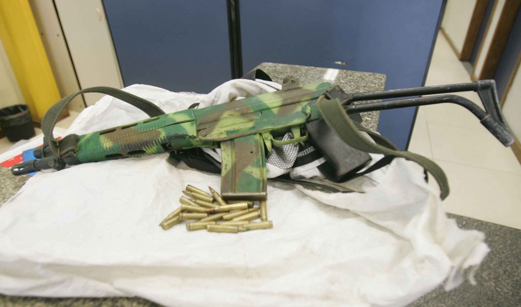 Adolescente saiu do morro com fuzil e munição a pedido de um traficante. A arma seria levada para outra comunidade | Eduardo Naddar/Agência O Dia