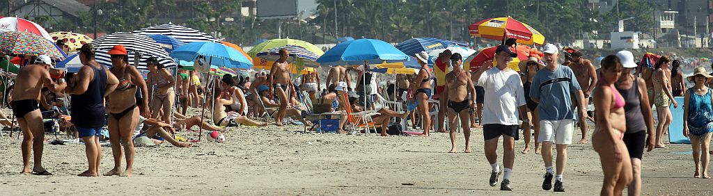 Sol e calor atrairam os veranistas para a praia nesta sexta-feira, dia de Natal | Hedeson Alves/Gazeta do Povo