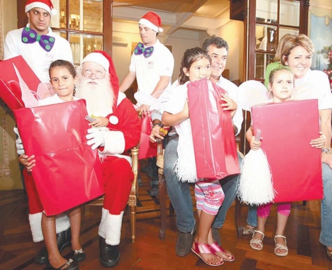 NATAL ENCANTADO - As crianças atendidas pela FAS  Fundação de Ação Social de Curitiba participaram da já tradicional festa de Natal promovida pela Prefeitura Municipal no Castelo do Batel, curtindo o encontro com muitos presentes, quitutes e com a presença do Papai Noel. A festa, comandada pelo prefeito Beto Richa e pela primeira-dama, Fernanda, foi das mais animadas (foto Rogério Machado) | 