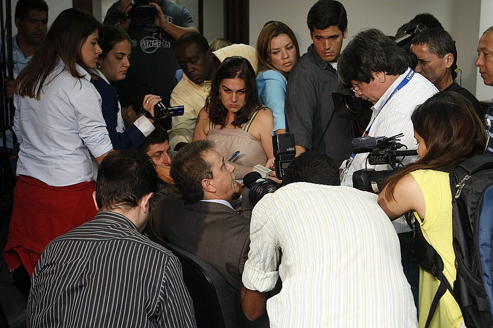 O presidente Jair Cirino é cercado pela imprensa após o julgamento: para especialistas, clube precisa adotar uma estratégia diferente para o recurso no Pleno | Antonio Costa, enviado especial/ Gazeta do Povo