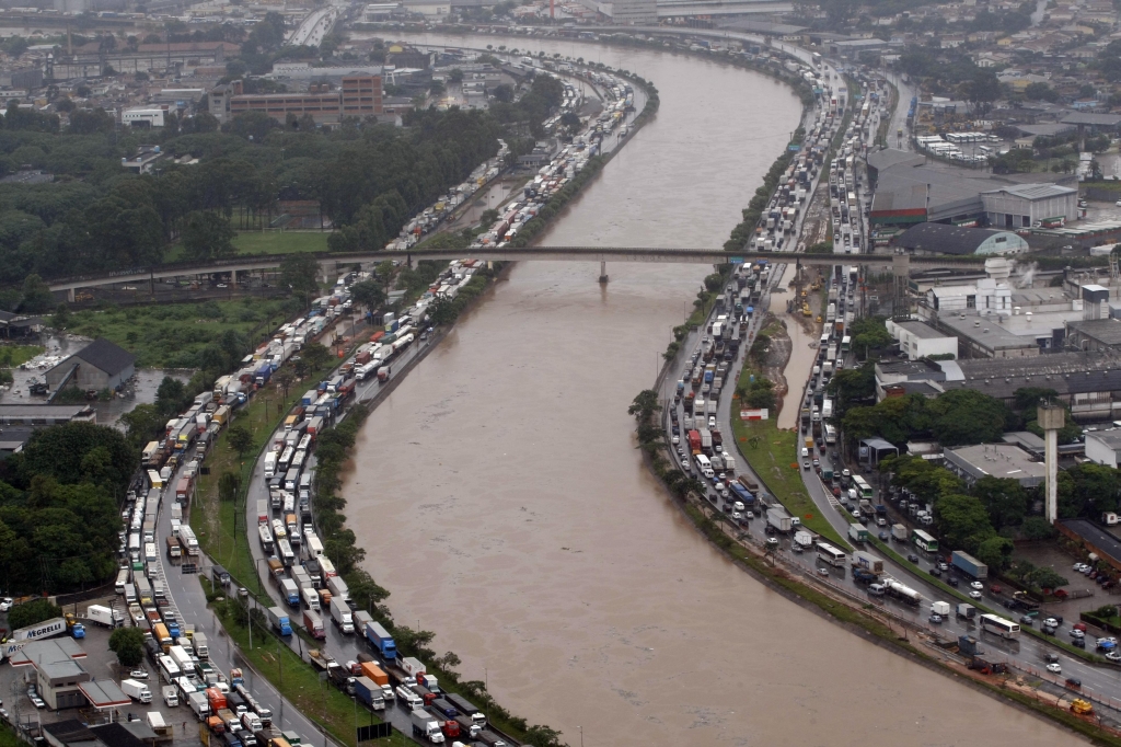 Marginal Tietê teve pontos de alagamento e zona norte da capital paulista registrou dezenas de quilômetros de congestionamento | Sérgio Carvalho/Folha Imagem