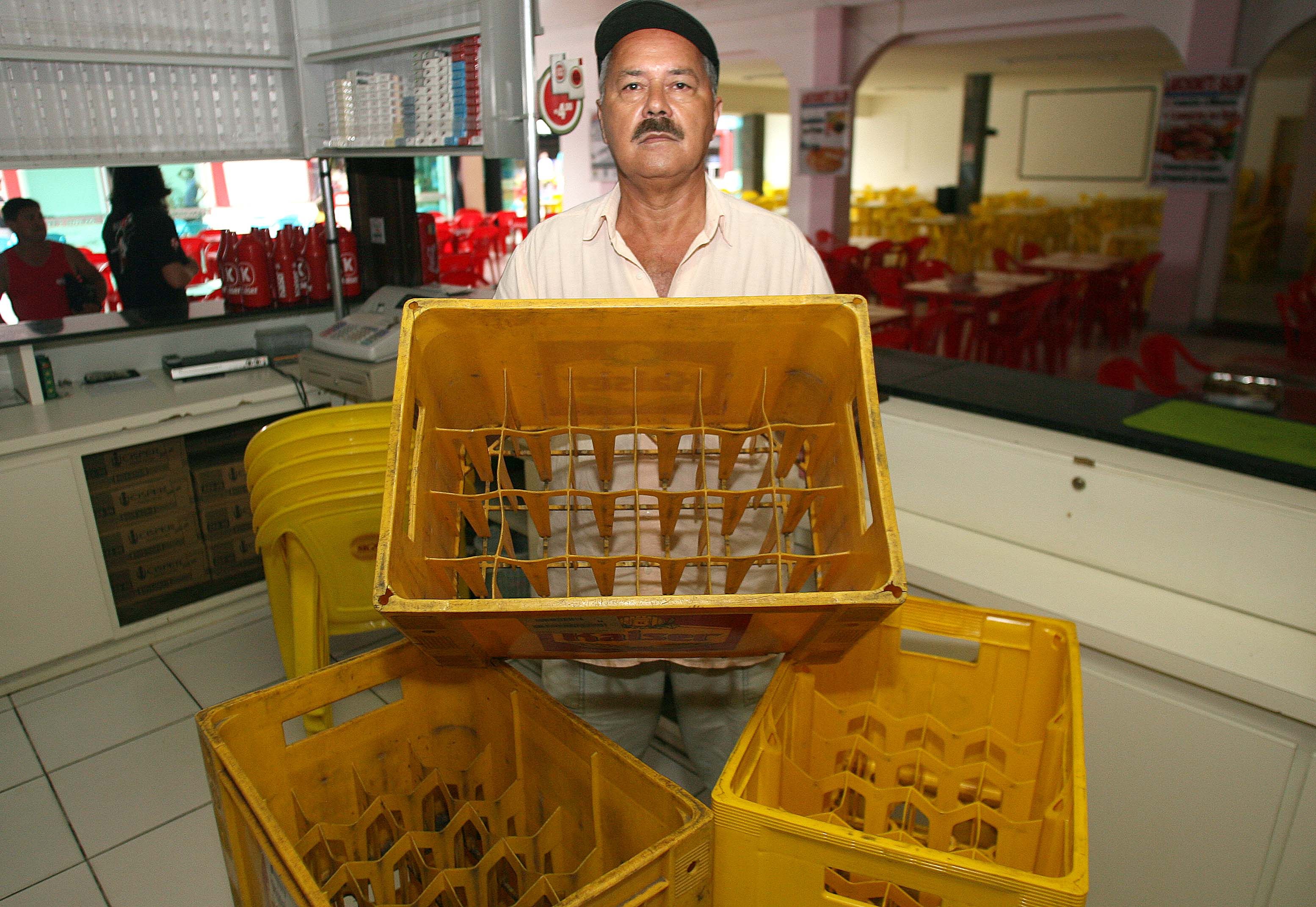 "Em 48 anos de trabalho, isso nunca aconteceu antes, diz Joaquin Miranda, proprietário do Salum, em Matinhos | Hedeson Alves/Gazeta do Povo