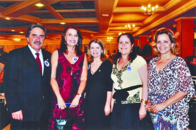JANTAR DA OAB - As advogadas Marilu Ferreira, Rose Dequech e Ani Mainardes ladeiam o presidente eleito da OAB/PR para a gestão 2010/2012, José Lúcio Glomb e sua esposa Sueli | 
