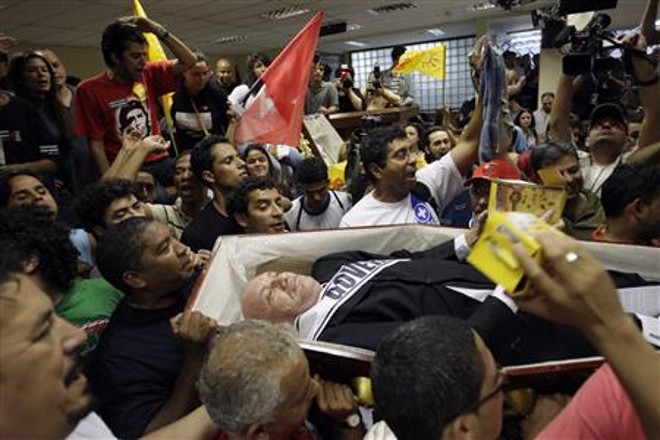 Segurando um caixão, os manifestantes gritavam