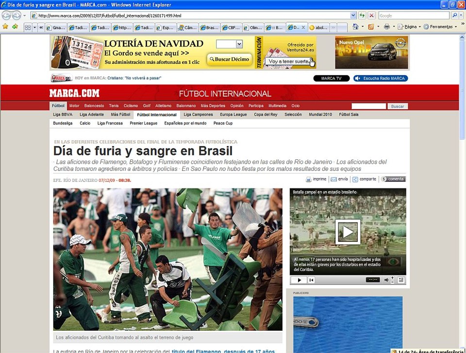 Site de jornal espanhol traz imagens dos ataques de torcedores a policiais no gramado do Couto Pereira | Reprodução / Marca