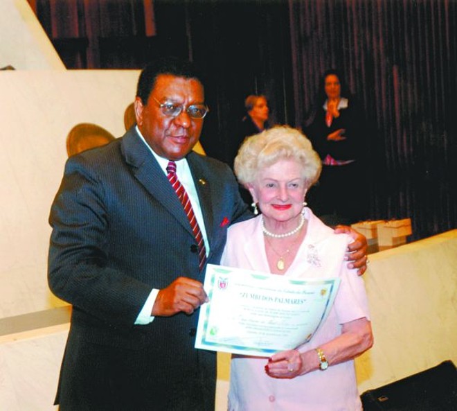 CONSCIÊNCIA NEGRA - A Assembleia Legislativa do Paraná e o cônsul geral da República do Senegal para Paraná e Santa Catarina, prestaram homenagem a 15 personalidades ilustres, na data dos 314 Anos da Imortalidade de Zumbi dos Palmares. Entre os homenageados, estavam o deputado federal Adalberto Camargo e o jurista Oscar Joseph de Plácido e Silva. O cônsul, dr. Ozeil Moura dos Santos, em discurso brilhante, enalteceu aspectos da vida de todos os homenageados, emocionou os presentes pela descrição do legado de De Plácido e Silva, ressaltando que o jurista, paranaense de coração, foi um dos fundadores da Gazeta do Povo e da primeira Faculdade de Ciências Econômicas do Paraná, tendo sido ainda o primeiro aluno da Universidade Federal do Paraná e seu primeiro diretor de Secretaria. Em seu discurso, o cônsul ressaltou ainda o grande renome do jurista, destacando que seu Vocabulário Jurídico, ainda hoje, é uma das grandes obras do Direito no país e concluiu que 