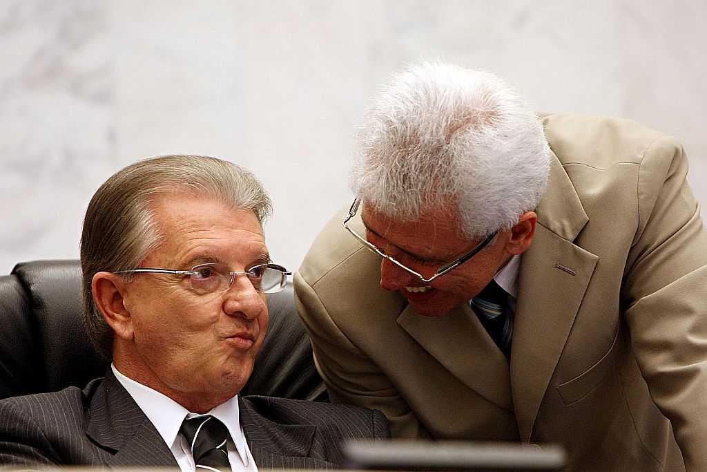 O presidente da Assembleia, Nelson Justus, conversa com Durval Amaral: o primeiro não sabe dizer quantos servidores tem a presidência; o segundo afirma que os cargos extintos estavam vagos, mas que é impossível saber a lotação deles | Albari Rosa/ Gazeta do Povo