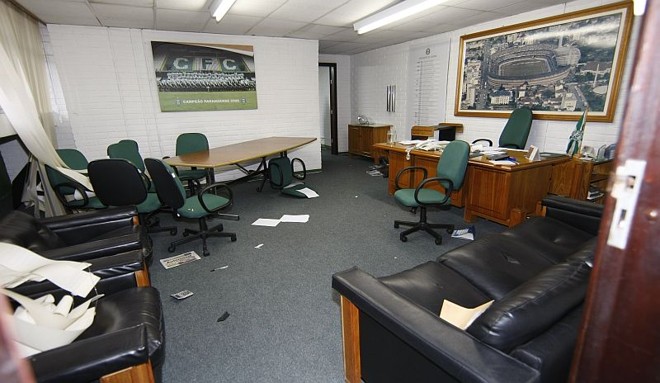Sala da presidência do Coritiba foi alvo de vandalismo após o jogo contra o Fluminense |