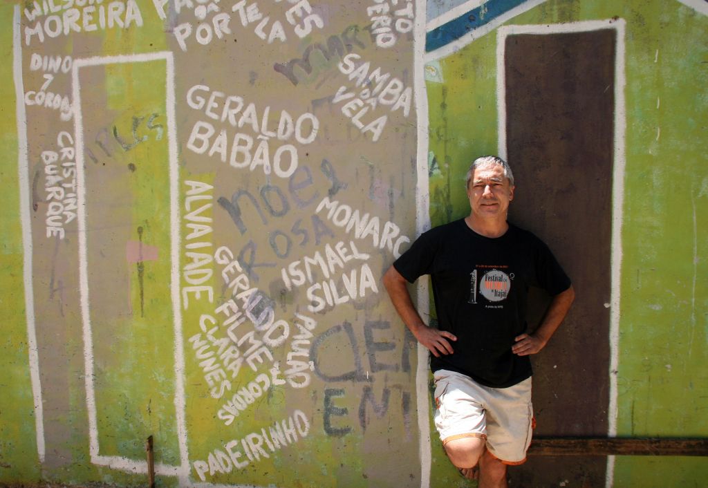 Anildo Guedes em uma das paredes que restou do antigo Cimples Ócio: nomes de sambistas revelam as características tradicionalistas da casa | Priscila Forone/ Gazeta do Povo