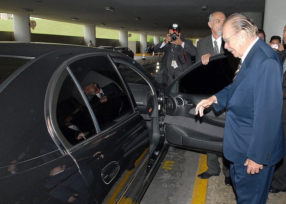 Após problema no estômago, Sarney tira 10 dias de licença Sarney sofreu uma crise de gastroenterite e ficou internado em São Paulo | Renato Araújo/ABr